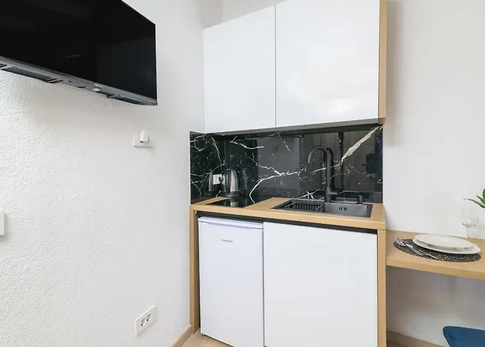 By The Sea - 24381 * Pula